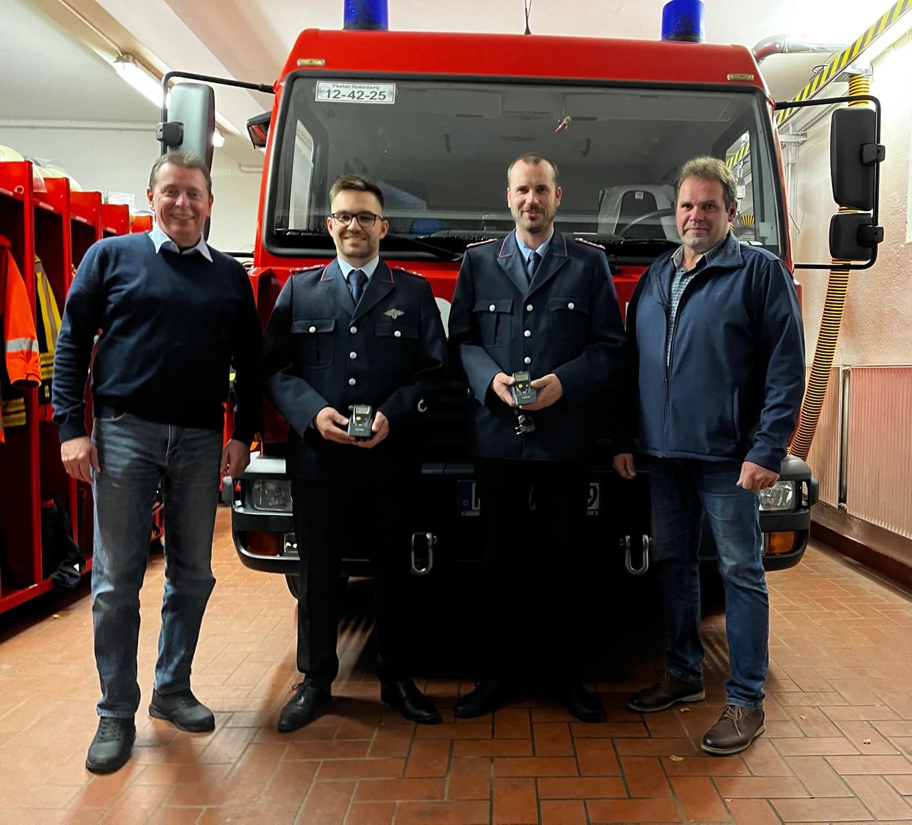 Der Vorsitzende Michael Könke (links) und sein Stellvertreter Ingo Nehring (rechts) konnten diese Meldeempfänger an den Ortsbrandmeister Benjamin Harms (Zweiter von links) und seinen Stellvertreter Pascal Wilshusen übergeben.